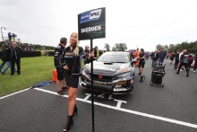 Gordon Shedden (GBR) - Team Dynamics Honda Civic Type R Grid Girl