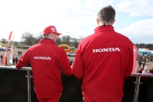 Matt Neal (GBR) Honda Racing Team Honda Civic Type-R and Gordon Shedden (GBR) Honda Racing Team Honda Civic Type-R