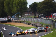Start of the Brands Hatch race, James Cottingham / Lewis Williamson - 2Seas Motorsport Mercedes-AMG GT3 leads