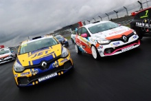 Nicolas Hamilton (GBR) JET with WDE Motorsport Renault Clio Cup and Mike Epps (GBR) Matrix Motorsport Renault Clio Cup