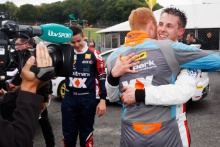 Josh Cook (GBR) SV Racing with KX Renault Clio Cup and Mike Bushell (GBR) VitalRacing with Team Pyro Renault Clio Cup