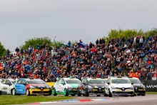Race Start, Ash Hand (GBR) Team Pyro Renault Clio Cup leads