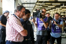 Nigel Mansell (GBR) and Karun Chandhok (IND)