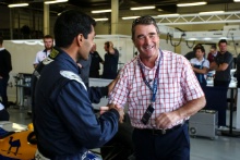 Nigel Mansell (GBR) and Karun Chandhok (IND)