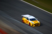 Tom Chilton (GBR) Team Shredded Wheat Racing with Duo Ford Focus