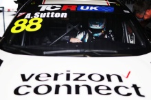 Ashley SUTTON -Honda Civic Type-R TCR - Verizon Connect Racin