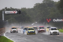 Start Archie O'Brien - A Reeve Motorsport MINI Leads